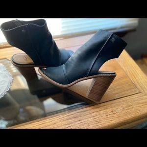 Women’s Ugg Leather Booties. Size 9 Brand New in box.